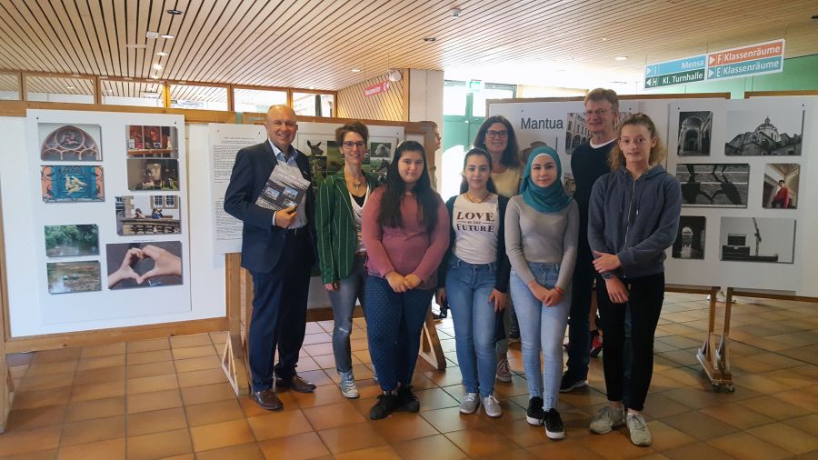 : Laden gemeinsam auf eine Reise durch den Kreis Paderborn und Mantua ein – (1. Reihe) die jungen Künstlerinnen (Schülerinnen der Profilschule Fürstenberg) mit (2. Reihe v.l.) Bürgermeister Christoph Rüther, Diana Ramme vom Kulturamt des Kreises Paderborn, Schulleiterin Irmhild Jakobi-Reike und Projektleiter Alfons Steffens Bildrechte: Stadt Bad Wünnenberg